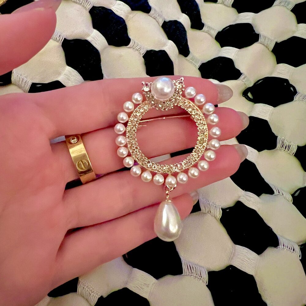 🧷Vintage Circle Brooch / Pin with Crystals and Pearls on Gold-Tone Metal - Picture 3 of 4